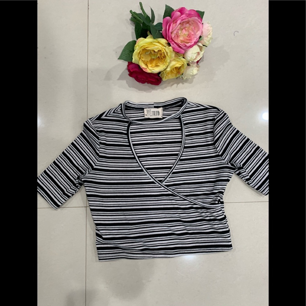 Black and white cropped 3/2 sleeves!
